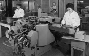 Der Grundstein für das heutige Produktionsprogramm Kant stellt Dauerbackwaren her und erweitert das Sortiment später durch Puddingerzeugnisse und Buttergebäckartikel.